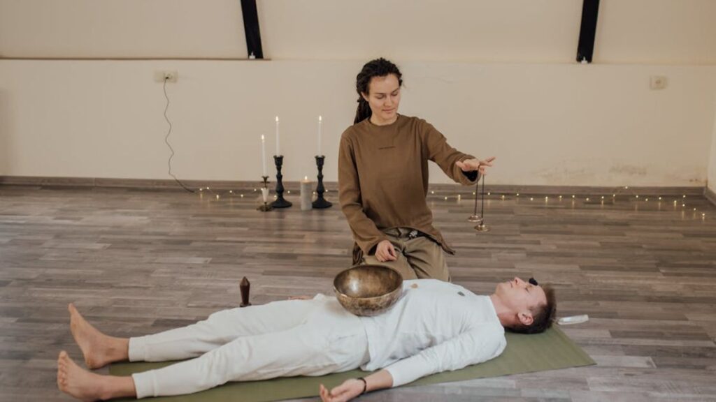 Exploring Chicago’s Holistic Therapy Options for Addiction Recovery 3 A female therapist guides a male patient through sound therapy, incorporating breathwork and meditation.